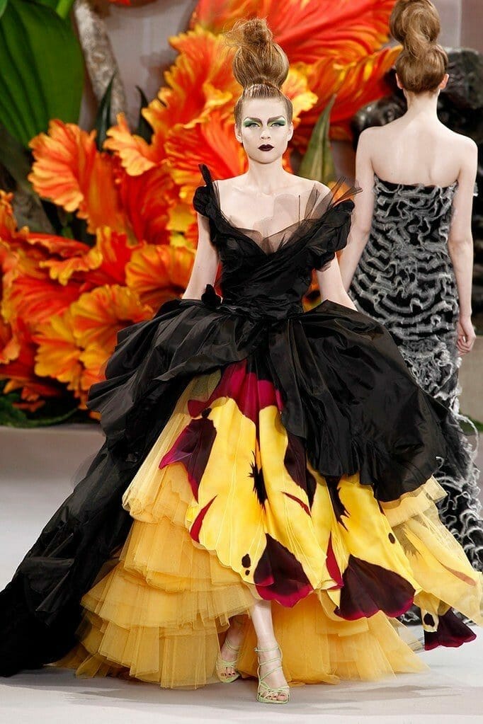 CHRISTIAN DIOR HAUTE COUTURE FALL-WINTER 2010-2011 - RUNWAY