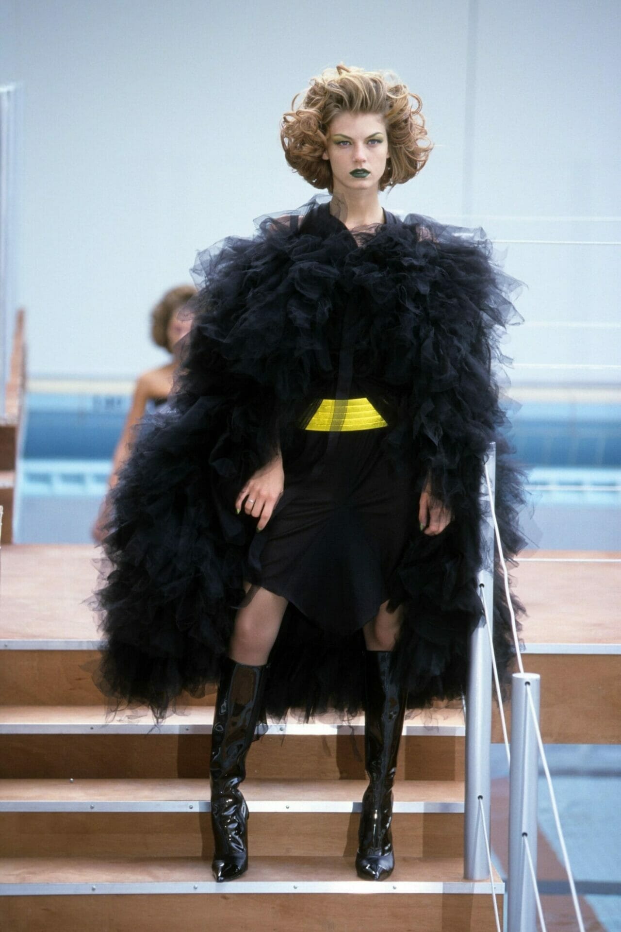 Fall Winter 2000 2001 Haute Couture fashion show : Chanel In Paris