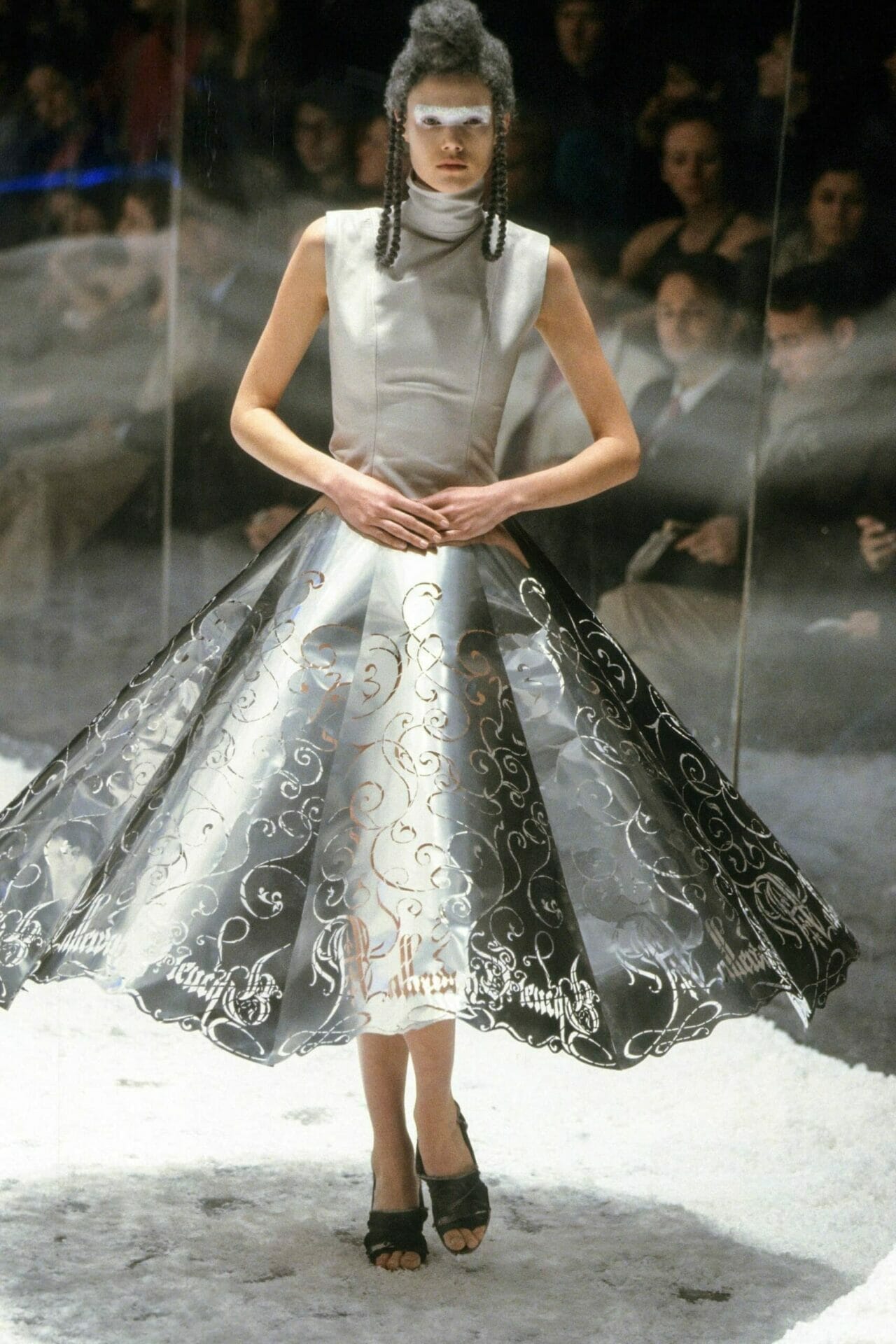 ALEXANDER McQUEEN READY-TO-WEAR FALL-WINTER 1999. London Fashion Week. RUNWAY MAGAZINE ® Collections Special Selection “Fashion Treasure”. RUNWAY MAGAZINE ® Collections. RUNWAY NOW / RUNWAY NEW