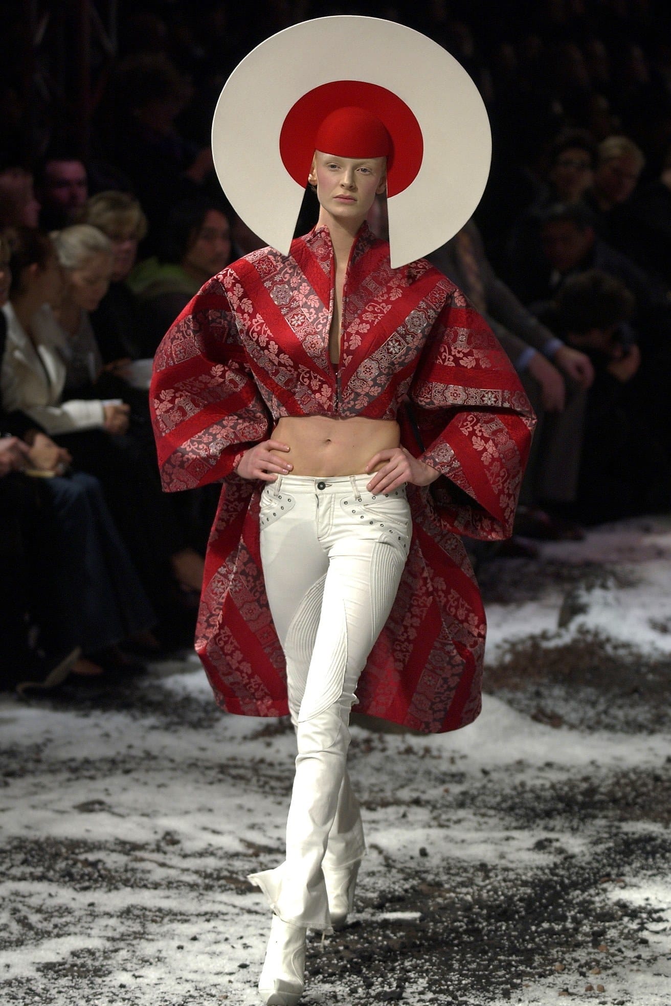 ALEXANDER McQUEEN READY-TO-WEAR FALL-WINTER 2003 - RUNWAY MAGAZINE ®  Collections