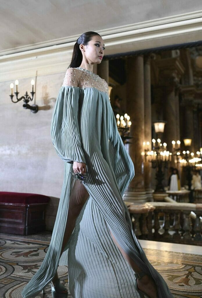 Stephane Rolland Haute Couture Fall-Winter 2019-2020. RUNWAY MAGAZINE ® Collections. RUNWAY NOW / RUNWAY NEW Photo Victor Engel