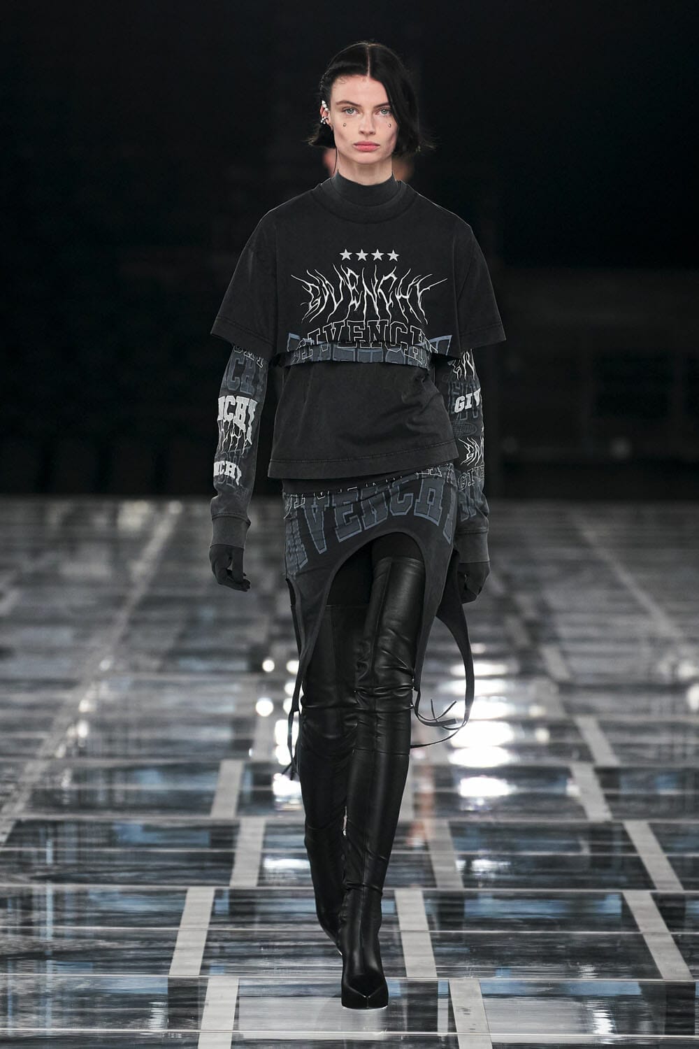 Givenchy Fall Winter 2022-2023. RUNWAY MAGAZINE ® Collections. RUNWAY NOW / RUNWAY NEW