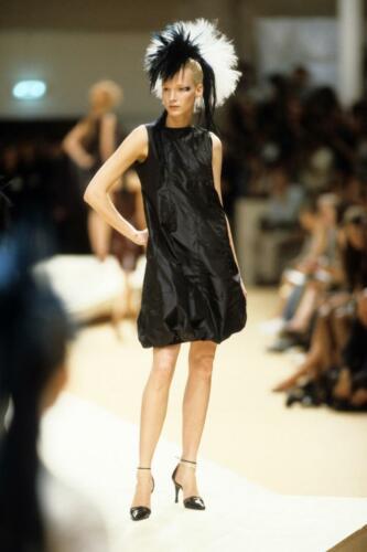 Fall Winter 2000 2001 Haute Couture fashion show : Chanel In Paris