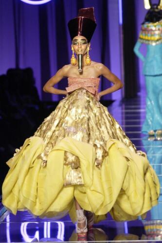 CHRISTIAN DIOR HAUTE COUTURE SPRING-SUMMER 2004 - RUNWAY MAGAZINE ®  Collections